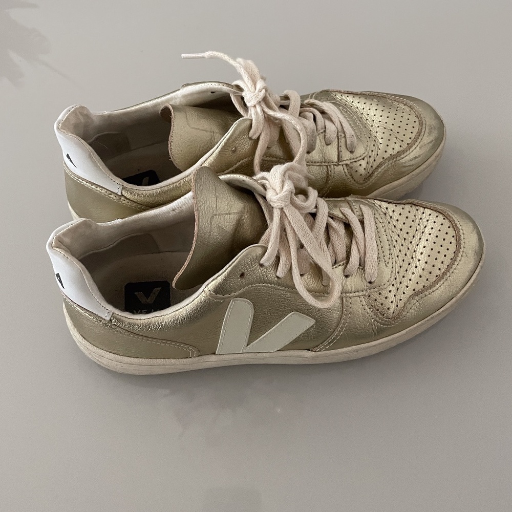 VEJA Gently used Gold leather  sneaker - Size W8 EUR 3